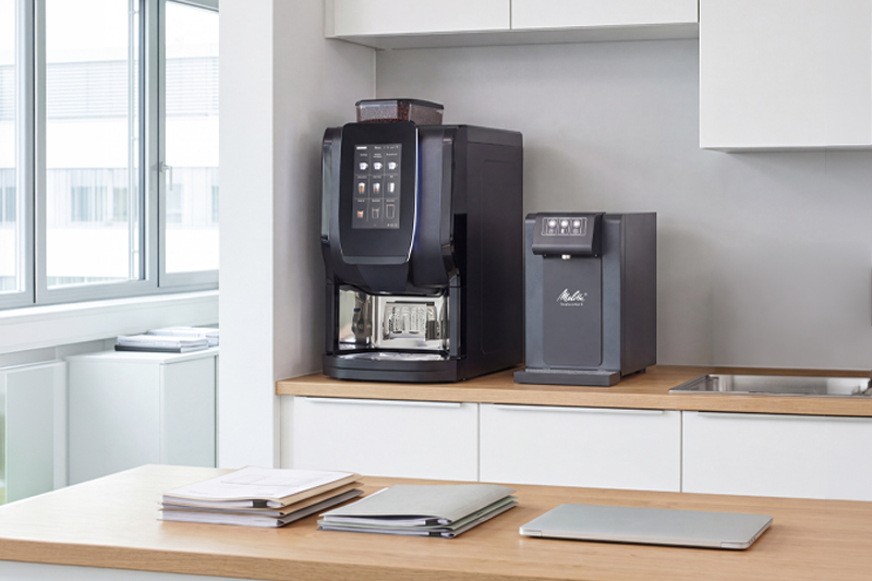 Kaffee und Wasser im Büro steuerlich absetzen: So geht’s. Kaffee im Büro steuerlich absetzen: Was als Aufmerksamkeit gilt, was Sachbezug ist – und warum das Mietmodell steuerlich gewinnt.