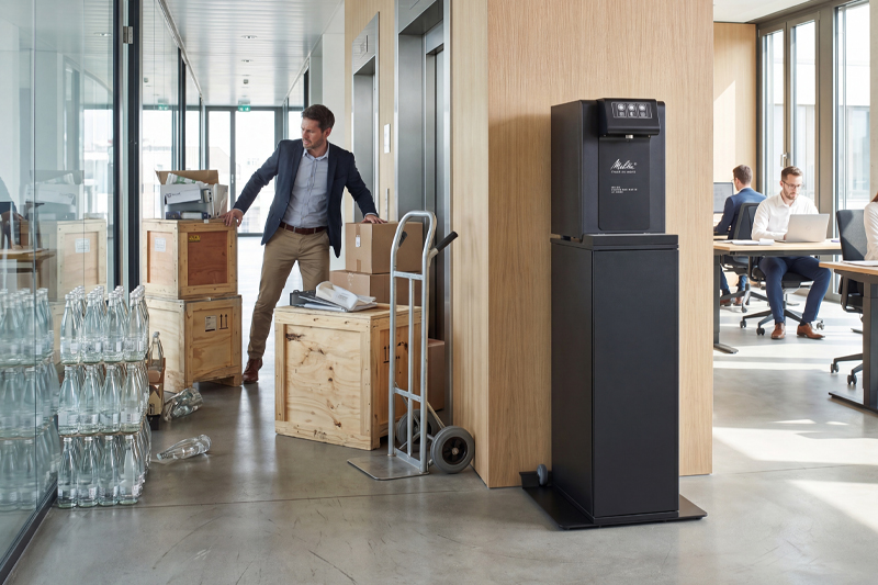 Wasserspender: Logistik ohne Kistenschleppen | fresh at work Bürologistik optimieren ✓ Warum Kistenschleppen den Mental Load erhöht ✓ CO₂-Bilanz verbessern durch Wasserspender ✓ Jetzt mehr erfahren!