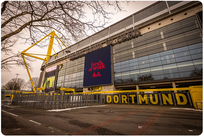 Des neue fresh at work Werbeplakat am Signal Iduna Park.