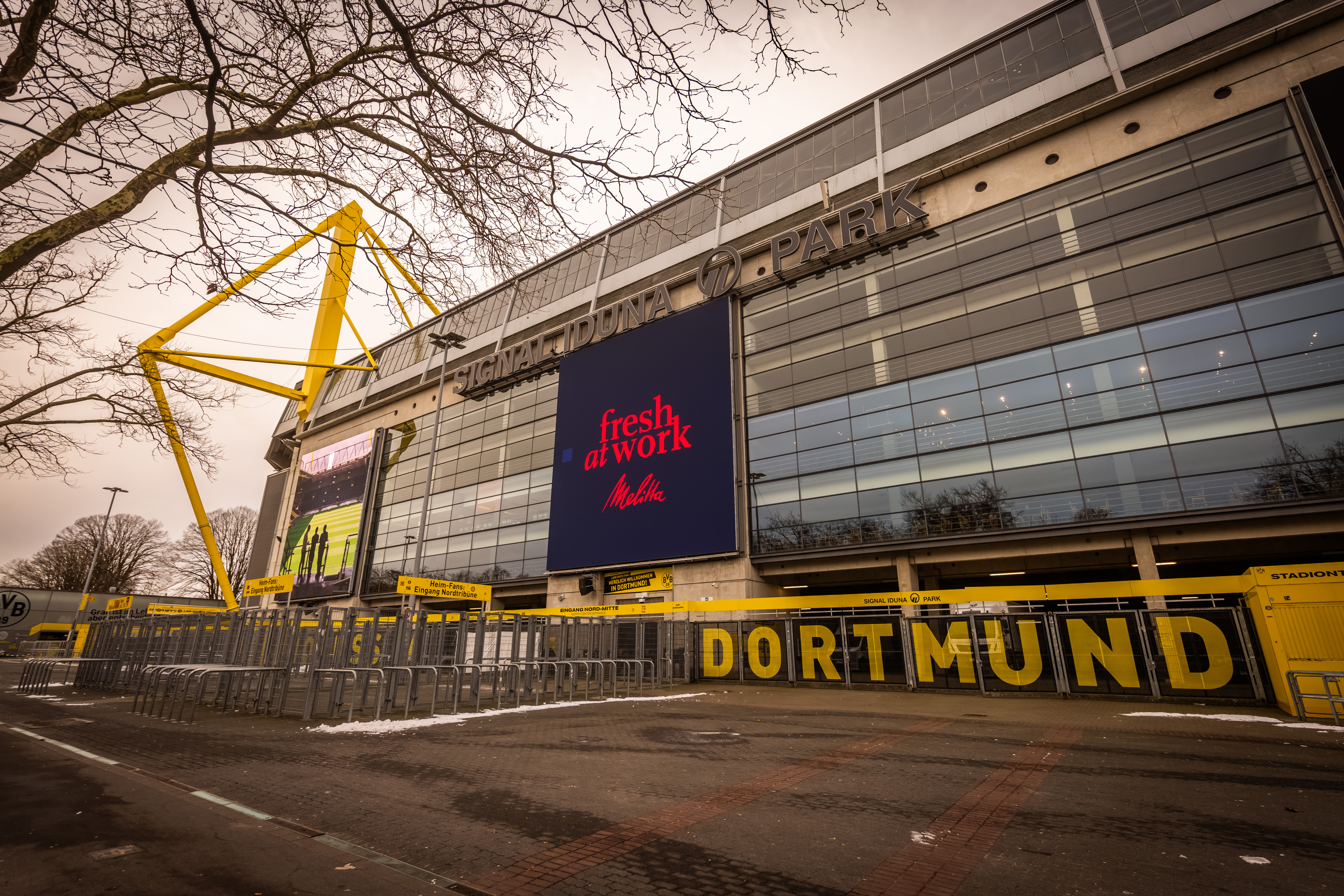 Des neue fresh at work Werbeplakat am Signal Iduna Park.