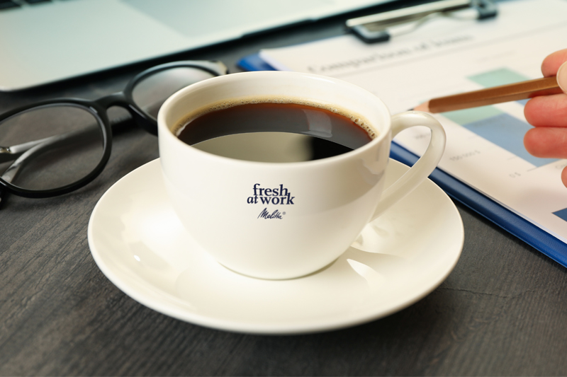 Der Café Americano ist einfach, klassisch und beliebt. Lernen Sie die Geschichte, Zubereitung und Unterschiede zu anderen Kaffeespezialitäten kennen.