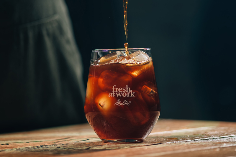 Cold Brew selber machen ✓ Wie wird Cold Brew gemacht? ✓ Wie lange muss Cold Brew ziehen? ✓ Hat Cold Brew mehr Koffein? Jetzt mehr erfahren!
