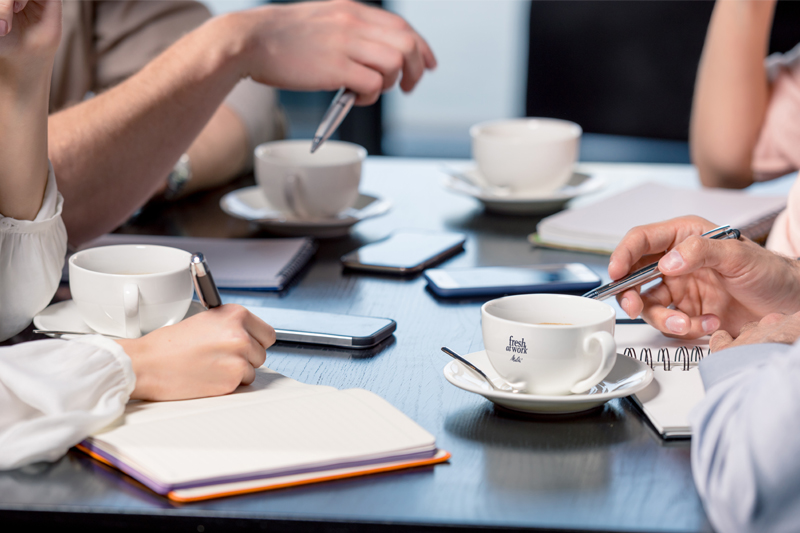 Wie Kaffee als Eisbrecher in Meetings wirkt ✓Internationale Kaffeekultur ✓ Networking mit Kaffee ▶ Jetzt mehr erfahren!